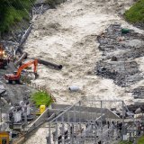 Des pelleteuses travaillent au bord de la riviere Navizence en crue proche de la centrale hydroelectrique Alpiq ce vendredi 21 juin 2024 a Vissoie dans le val d'Anniviers.